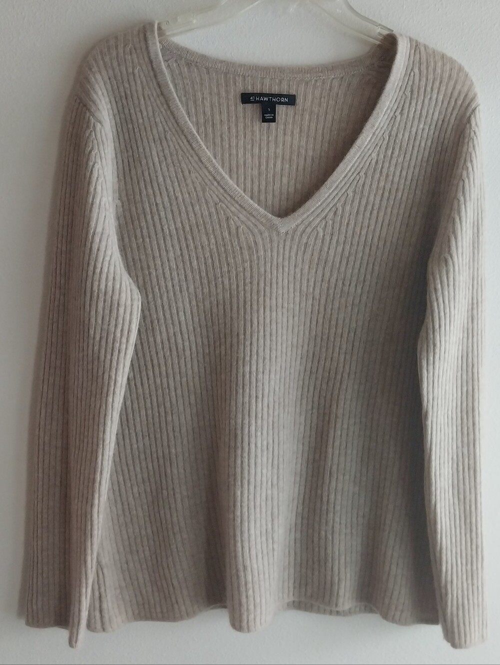 41 Hawthorn Tan 100% Cashmere Long Sleeve Ribbed V-neck Sweater